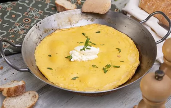 Omelett mit frischem Bohnenkraut und Ziegenkäse